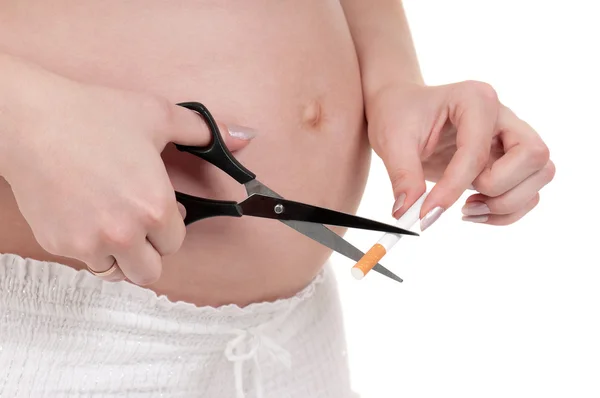 Gravid mage med cigaretter — Stockfoto