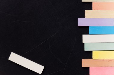 Kara tahta renkli tebeşir ile