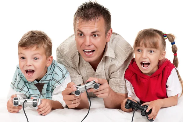 Счастливая семья играет в видеоигру — стоковое фото