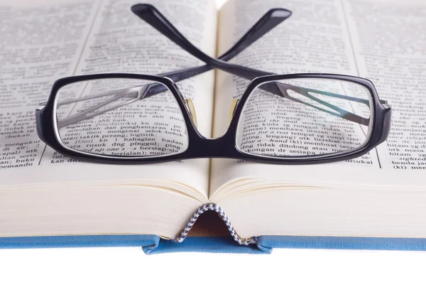 Brýle na čtení s knihou — Stock fotografie