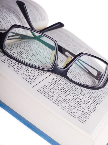 Lectura de gafas con libro — Foto de Stock
