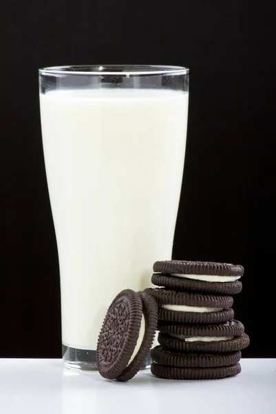 Galletas y leche — Foto de Stock