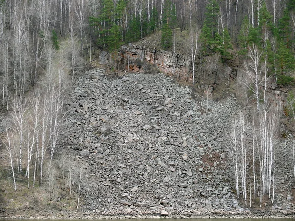 Rocas en Porogi Village, Satka, área de Chelyabinsk, Rusia . — Foto de Stock