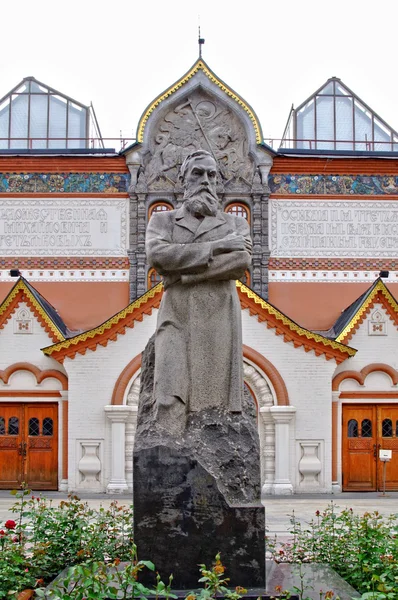 Monyment van tret'yakov in de buurt van de galerij. Moskou, Rusland — Stockfoto