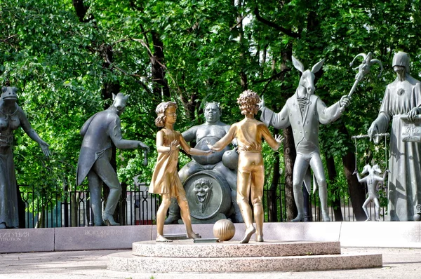 儿童-成人恶习的受害者。纪念碑莫斯科 — 图库照片