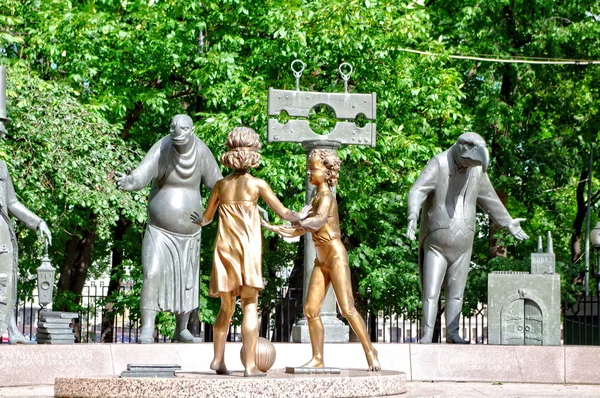 Mujer rubia ama a su hermano menorÇocuk - yetişkin kötü alışkanlıklardan kurbanları. anıt, Moskova — Stok fotoğraf