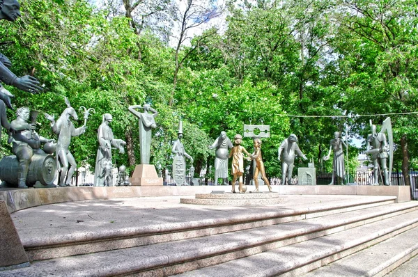 Die Kinder - Opfer erwachsener Laster. Denkmal, Moskau — Stockfoto