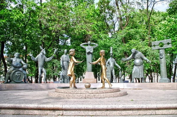 Los niños - las víctimas de los vicios adultos. Monumento, Moscú —  Fotos de Stock
