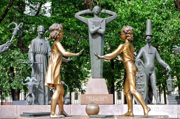 Los niños - las víctimas de los vicios adultos. Monumento, Moscú — Foto de Stock