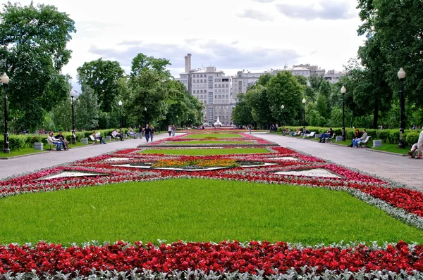 Flowerbed in bolotnaya square, Moskou, Rusland — Stockfoto