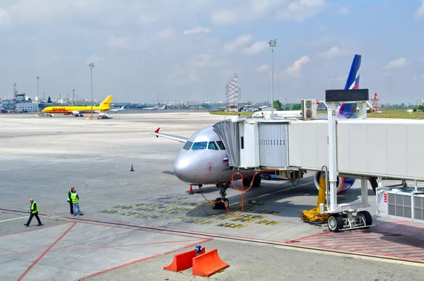 stock image Sofia, Bulgaria - June 04, 2010: Summer day. Peoples near the Aeroflot airc