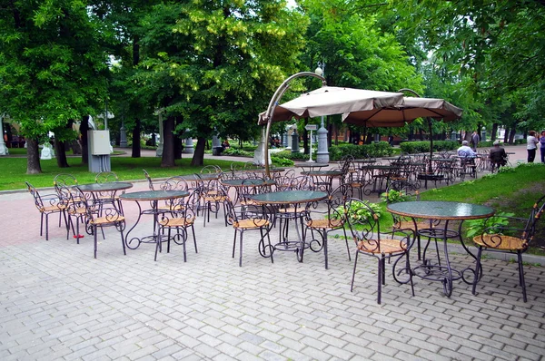 Café no parque Hermitage, Moscou, Rússia — Fotografia de Stock
