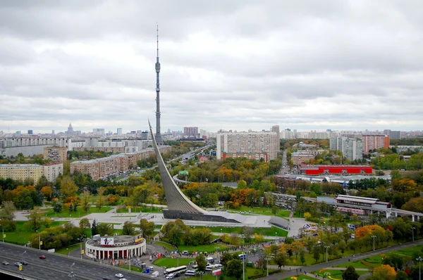 Panorama av central museum av astronautik och ostankino står hög i Moskva, r Royaltyfria Stockbilder