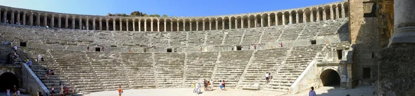 Aspendos, Turkey - September 04, 2008: Autumn day. Peoples walk in the old — Stock Photo, Image