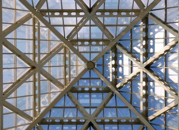 Telhado de vidro no edifício de escritórios moderno — Fotografia de Stock