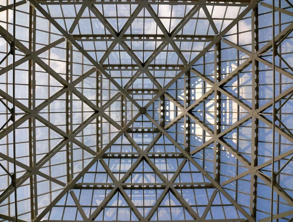 Telhado de vidro no edifício de escritórios moderno — Fotografia de Stock
