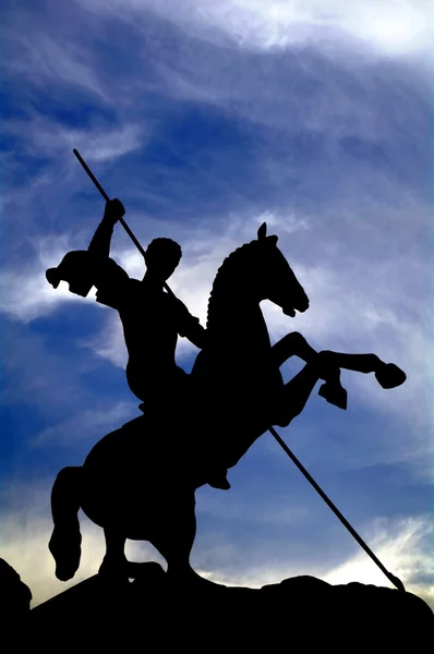 Силуэт святого Георгия Победоносца в парке Победы, Москва, Россия — стоковое фото