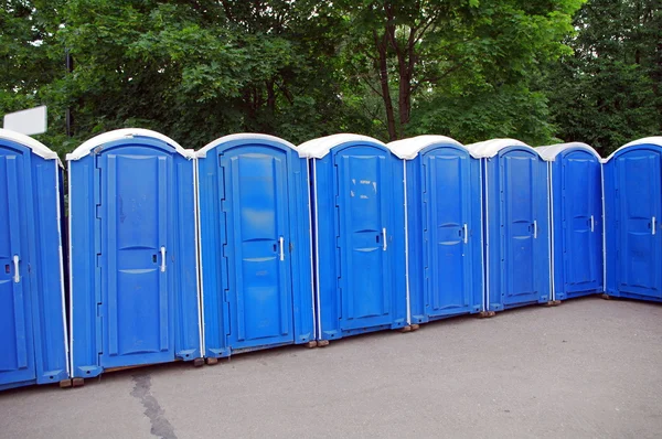 Fila de banheiros públicos azuis no parque de Moscou — Fotografia de Stock