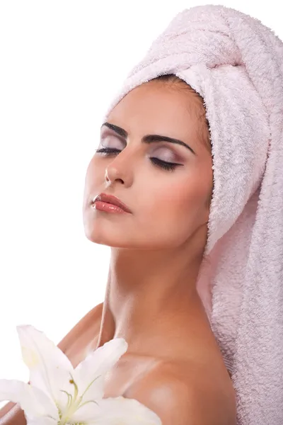 Brunette spa femme en serviette sur la tête — Photo