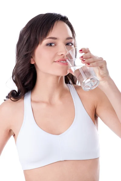 Молодая девушка пьет воду — стоковое фото
