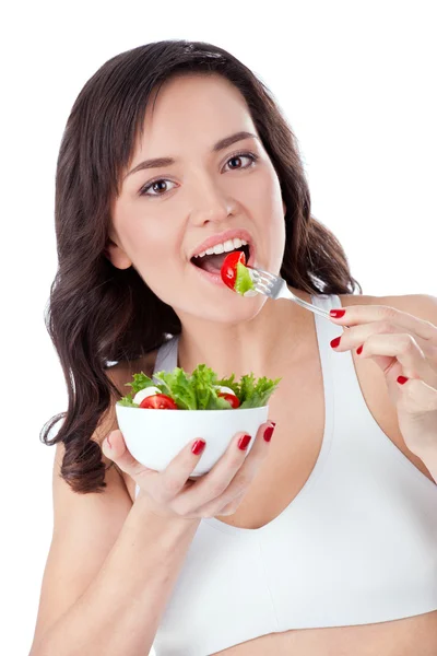 Молодая девушка ест свежий салат — стоковое фото