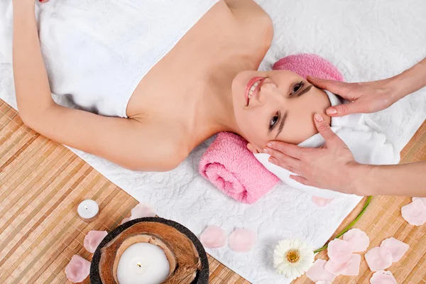 Vacker kvinna i spa salong — Stockfoto