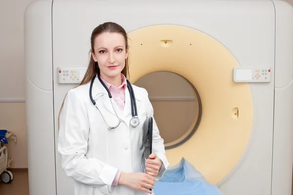 Женщина-технолог с компьютерной томографией — стоковое фото