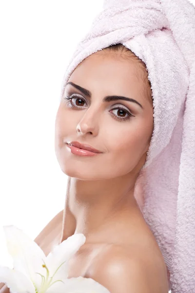 Kobieta kurort brunetka w ręcznik na głowę — Zdjęcie stockowe