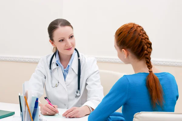 El médico aconseja paciente mujer — Foto de Stock