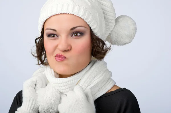 Красивая молодая девушка в теплой зимней одежде — стоковое фото