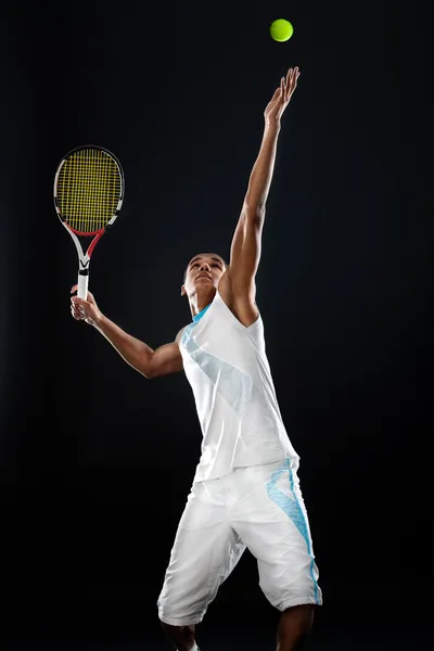 Serverar en tennisboll — Stockfoto