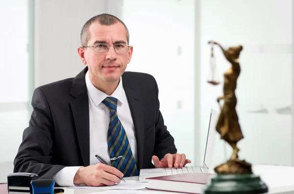 Anwalt an seinem Arbeitsplatz — Stockfoto