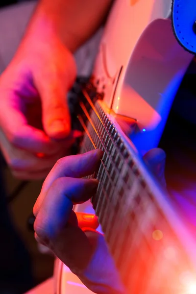 Junger männlicher Musiker mit weißer Gitarre — Stockfoto