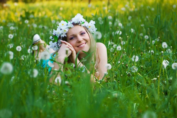 Beautiful Woman Enjoying Dandelions Field — Stock Photo, Image