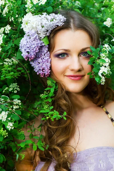 Portrait of the young beautiful woman outdoors — Stock Photo, Image