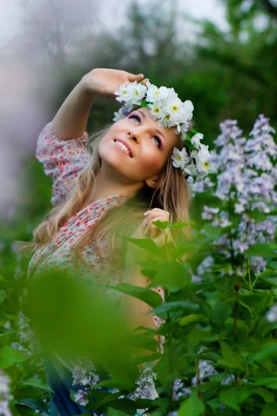 Portrait of the young smiling beautiful woman outdoors — Stock Photo, Image