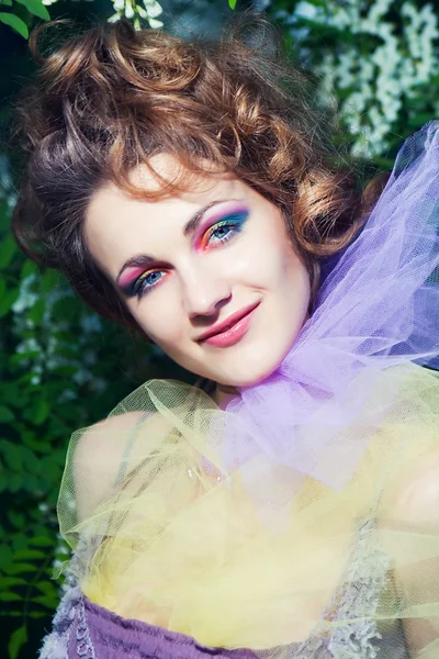 Retrato sensual de uma mulher de primavera bela face close-up em bl — Fotografia de Stock