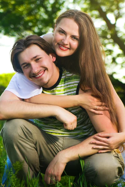 屋外の楽しみを持っている幸せな若いカップル — ストック写真