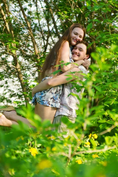 행복 한 젊은 커플 재미 옥외 — 스톡 사진