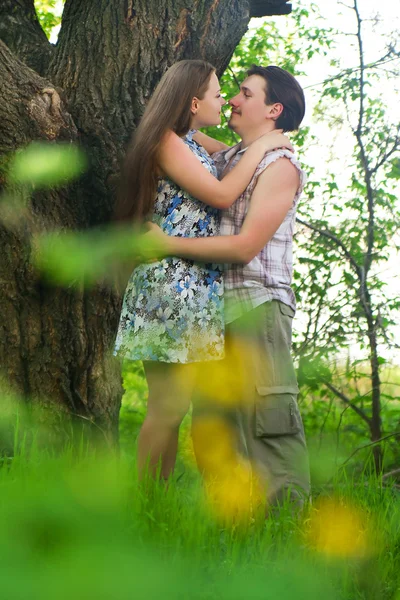 행복 한 젊은 커플 재미 옥외 — 스톡 사진