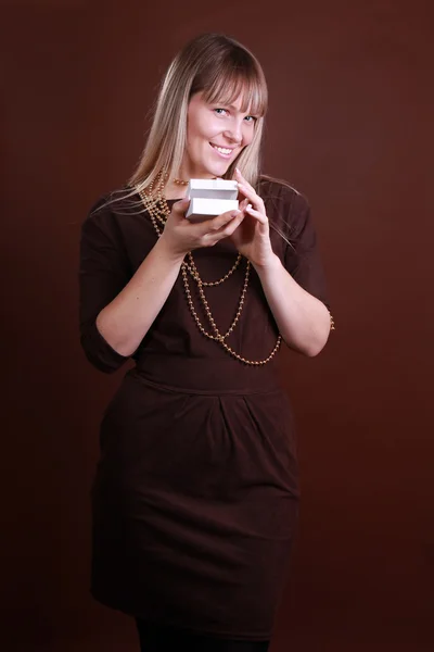 Modefrau auf braunem Hintergrund — Stockfoto