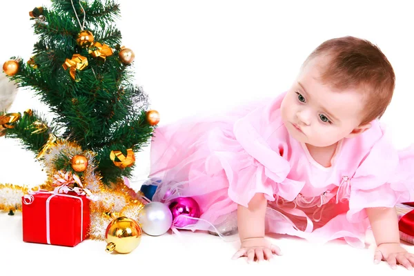 Маленький Санта-Клаус с подарком на белом фоне — стоковое фото