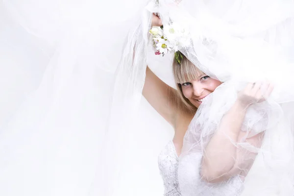 Schöne Braut im weißen Schleier — Stockfoto