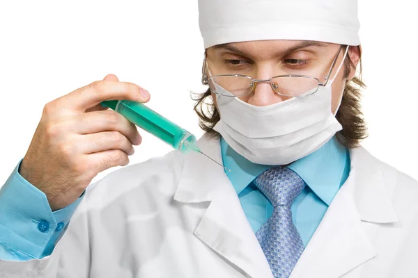 Doutor em uma máscara com uma seringa — Fotografia de Stock