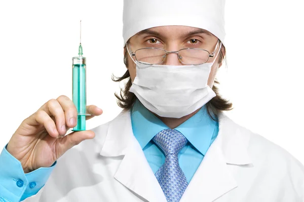 Läkare i en mask med en spruta — Stockfoto
