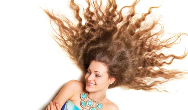 Красивое молодое женское лицо с длинными светлыми вьющимися волосами — стоковое фото