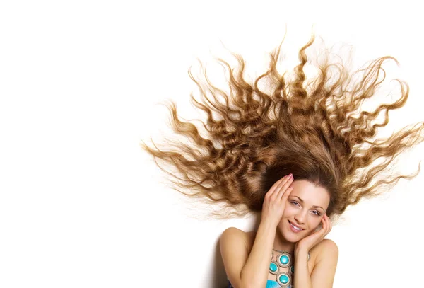 Szép fiatal női arc, hosszú szőke göndör haja — Stock Fotó