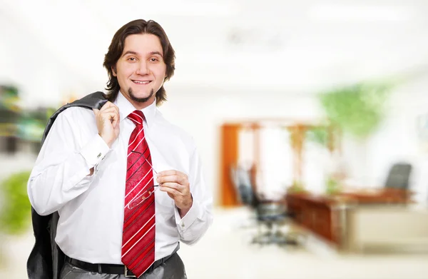 Biznesmen z czerwonym schowka w biurze — Zdjęcie stockowe