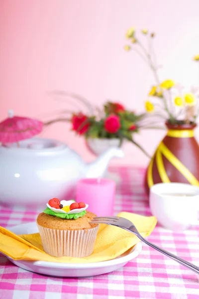 Pequeno-almoço colorido continental sobre um fundo rosa — Fotografia de Stock