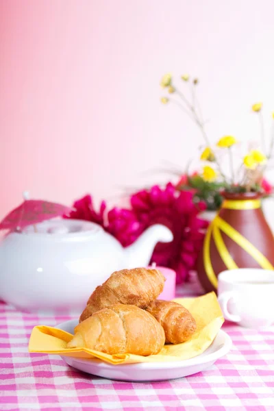 Desayuno continental colorido sobre un fondo rosa — Foto de Stock